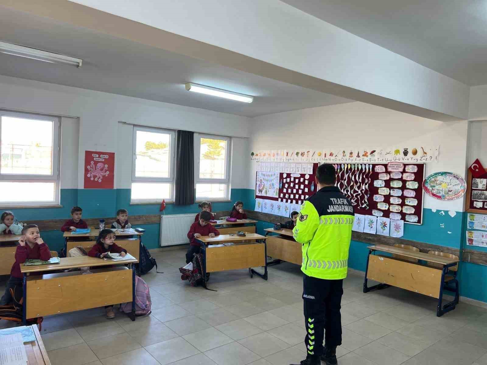 K&uuml;tahya&rsquo;da jandarmadan &ouml;ğrencilere trafik eğitimi
