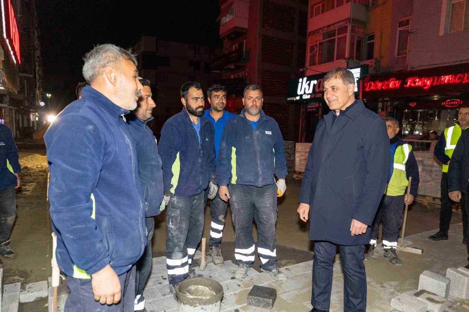 Başkan Tugay yol emek&ccedil;ileriyle gece mesaisinde buluştu
