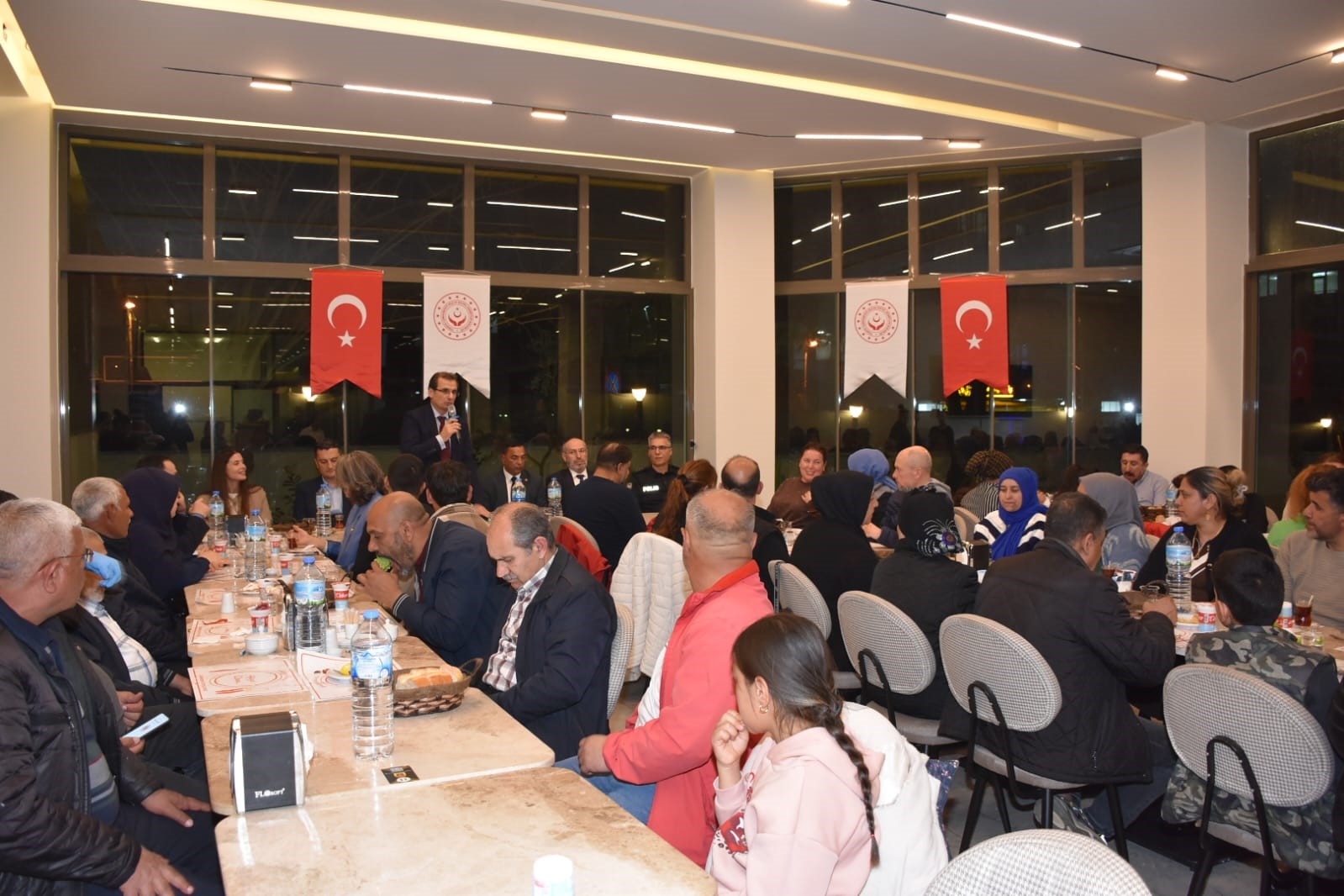 Salihli Kaymakamı G&uuml;ldoğan, iftarını Roman vatandaşlarla a&ccedil;tı
