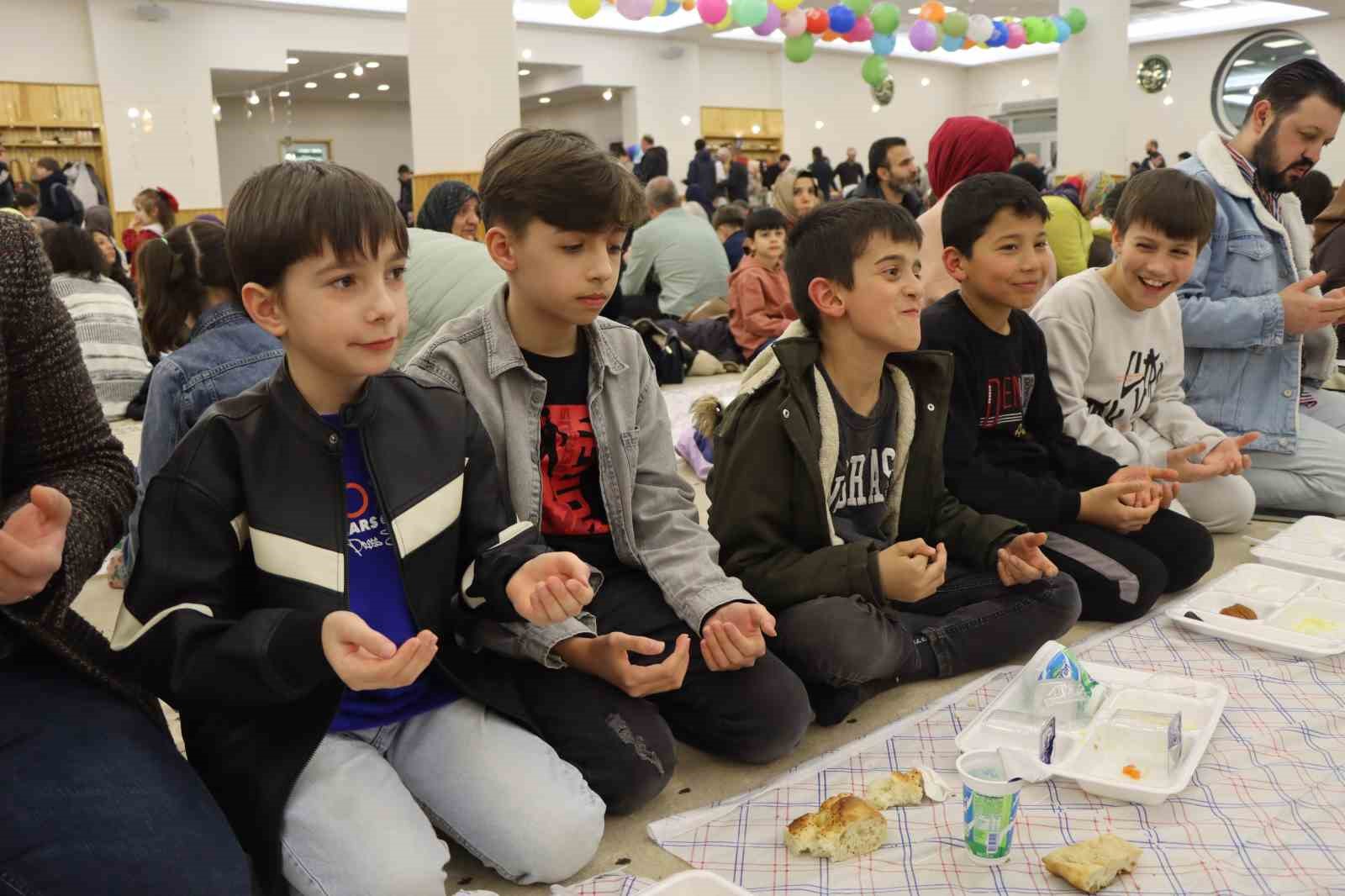 Eskişehir Fatih Sultan Mehmet İmam Hatip Ortaokulu&rsquo;nda iftar sevinci
