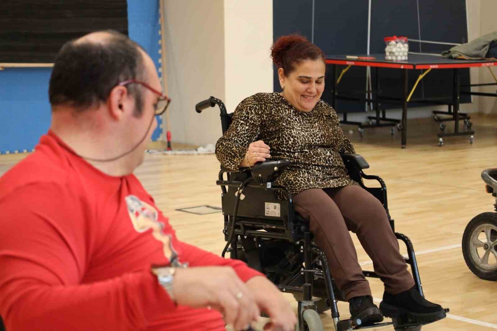 "Engellisin evlenemezsin" dediler, onlar ak&uuml;l&uuml; sandalyede zeybek oynuyor
