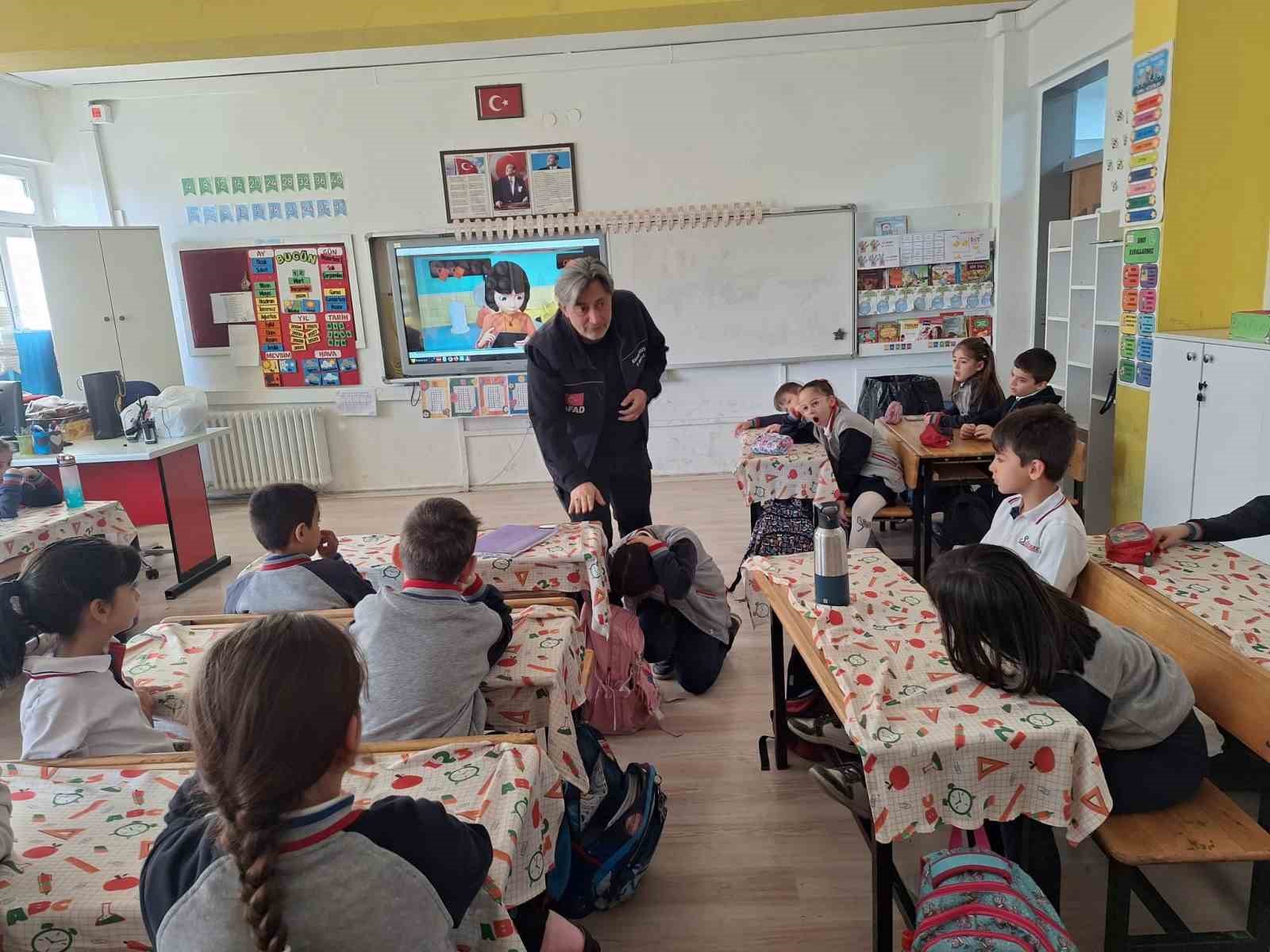 Minik &ouml;ğrenciler afetlere karşı bilin&ccedil;leniyor
