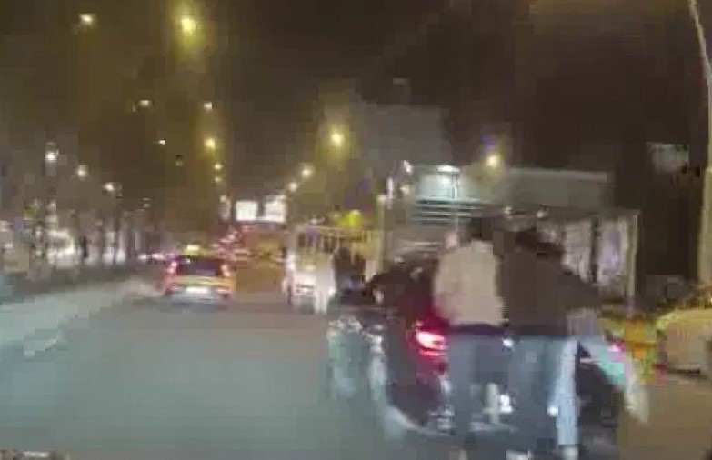 Hem canlarını hem trafiği tehlikeye attılar
