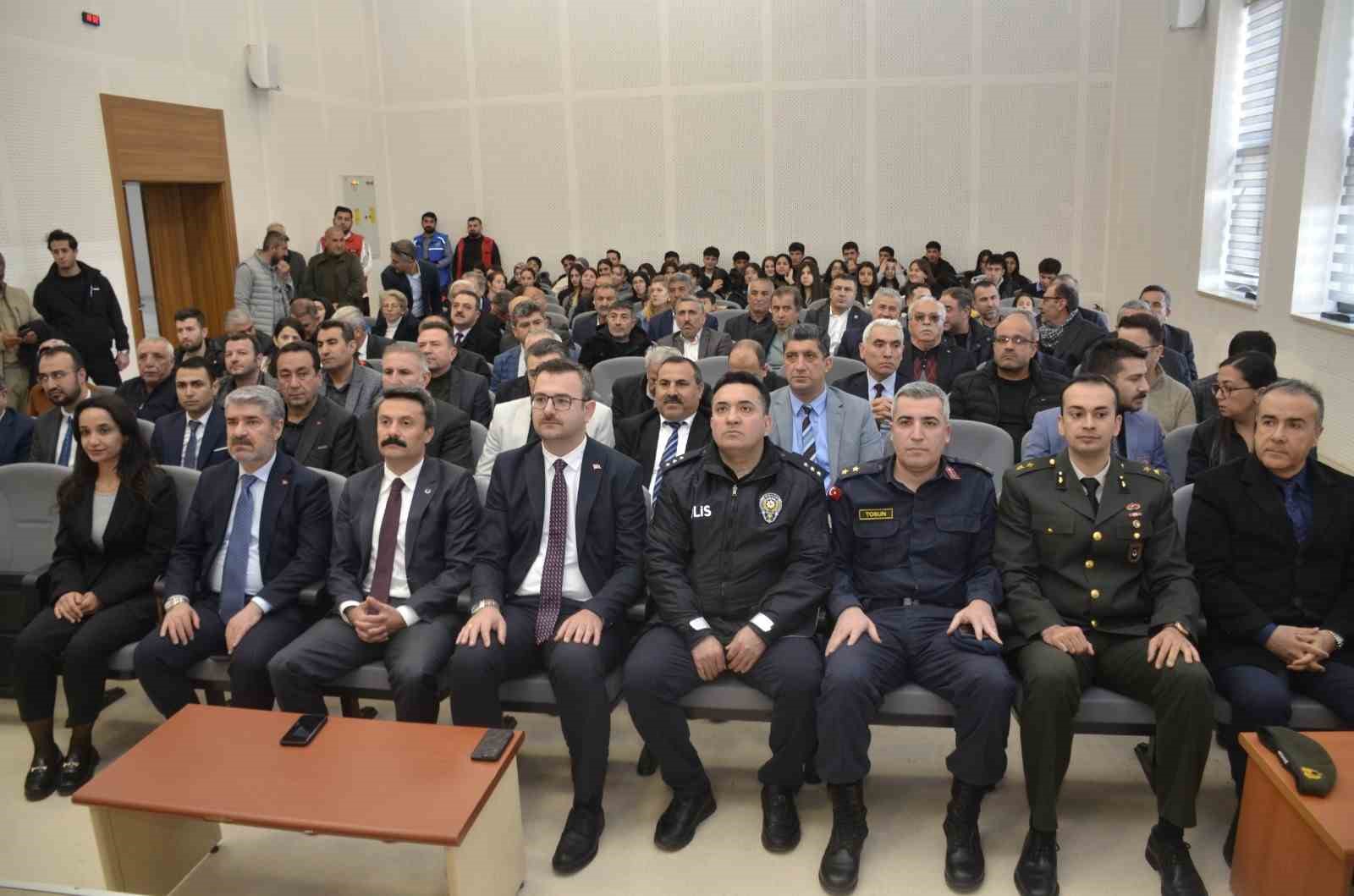 Besni&rsquo;de İstiklal Marşı&rsquo;nın ruhunu &ouml;ğrenciler yaşattı
