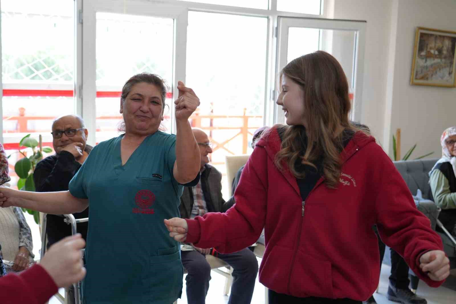 Muğla&rsquo;da liseli gen&ccedil;lerden huzurevi sakinlerine m&uuml;zik ziyafeti
