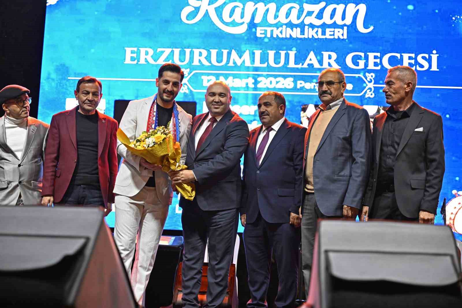 Antalya&rsquo;daki Erzurumlular gecesinde t&uuml;rk&uuml;ler s&ouml;ylendi halaylar &ccedil;ekildi
