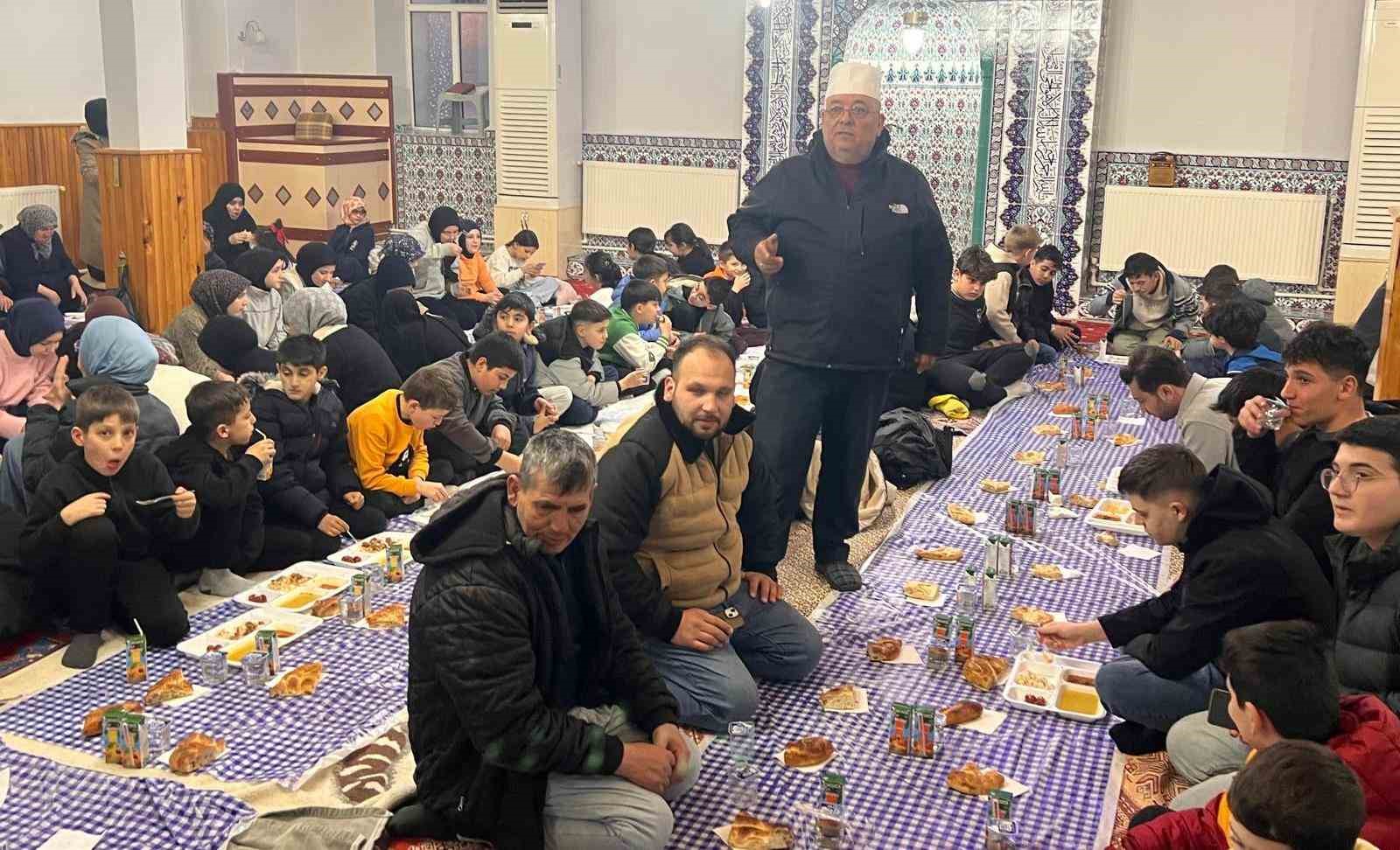 İmam Mustafa Şimşek Emet’te 15 yıldır çocuklara camide iftar veriyor