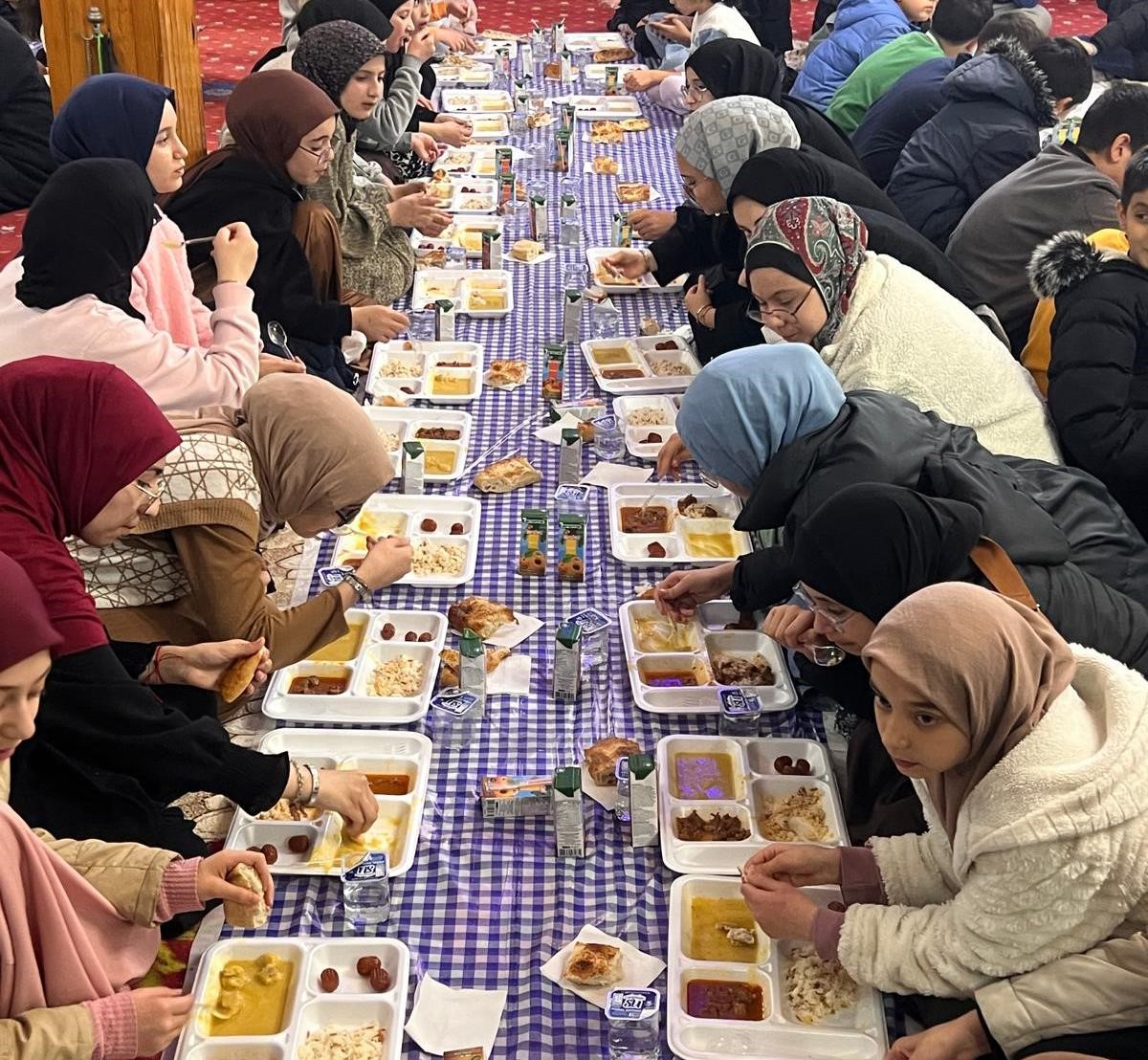 İmam Mustafa Şimşek Emet&rsquo;te 15 yıldır &ccedil;ocuklara camide iftar veriyor
