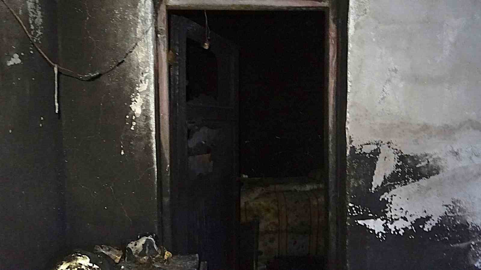 Alevlere teslim olan evde ailenin 50 yıllık hatıraları k&uuml;le d&ouml;nd&uuml;
