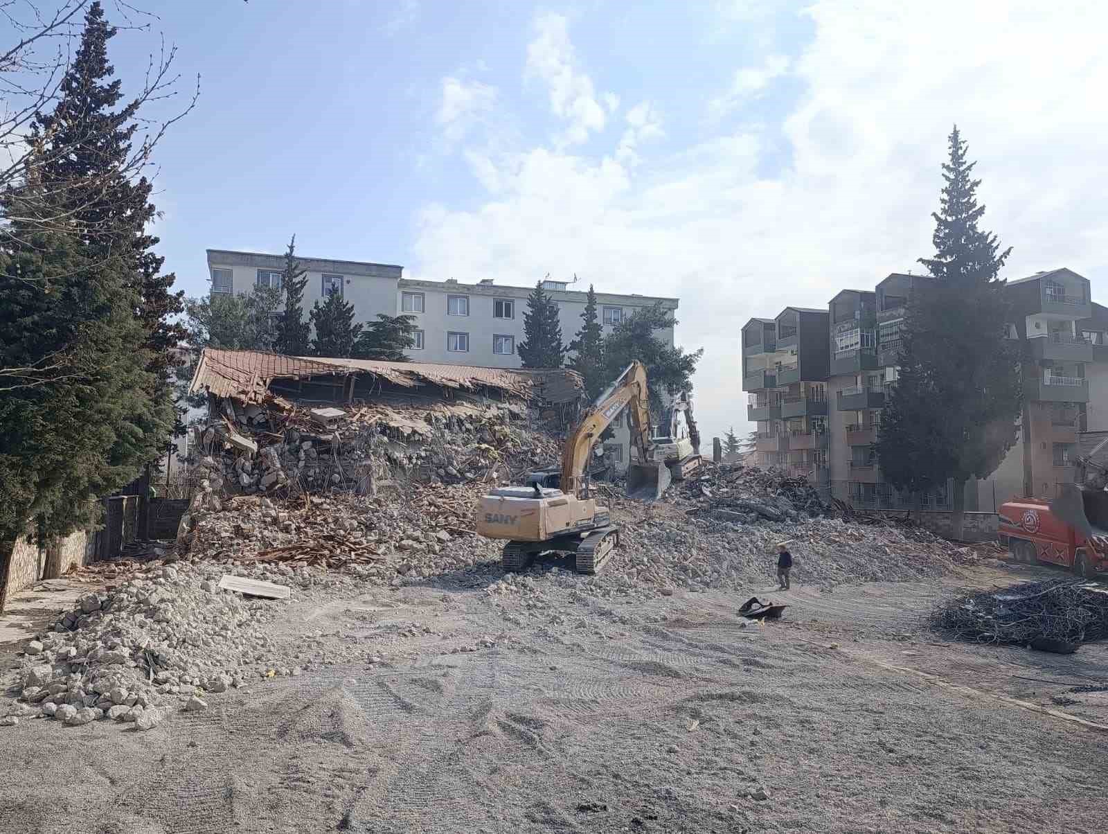 Kahramanmaraş&rsquo;ta metruk binalar korku sa&ccedil;ıyor
