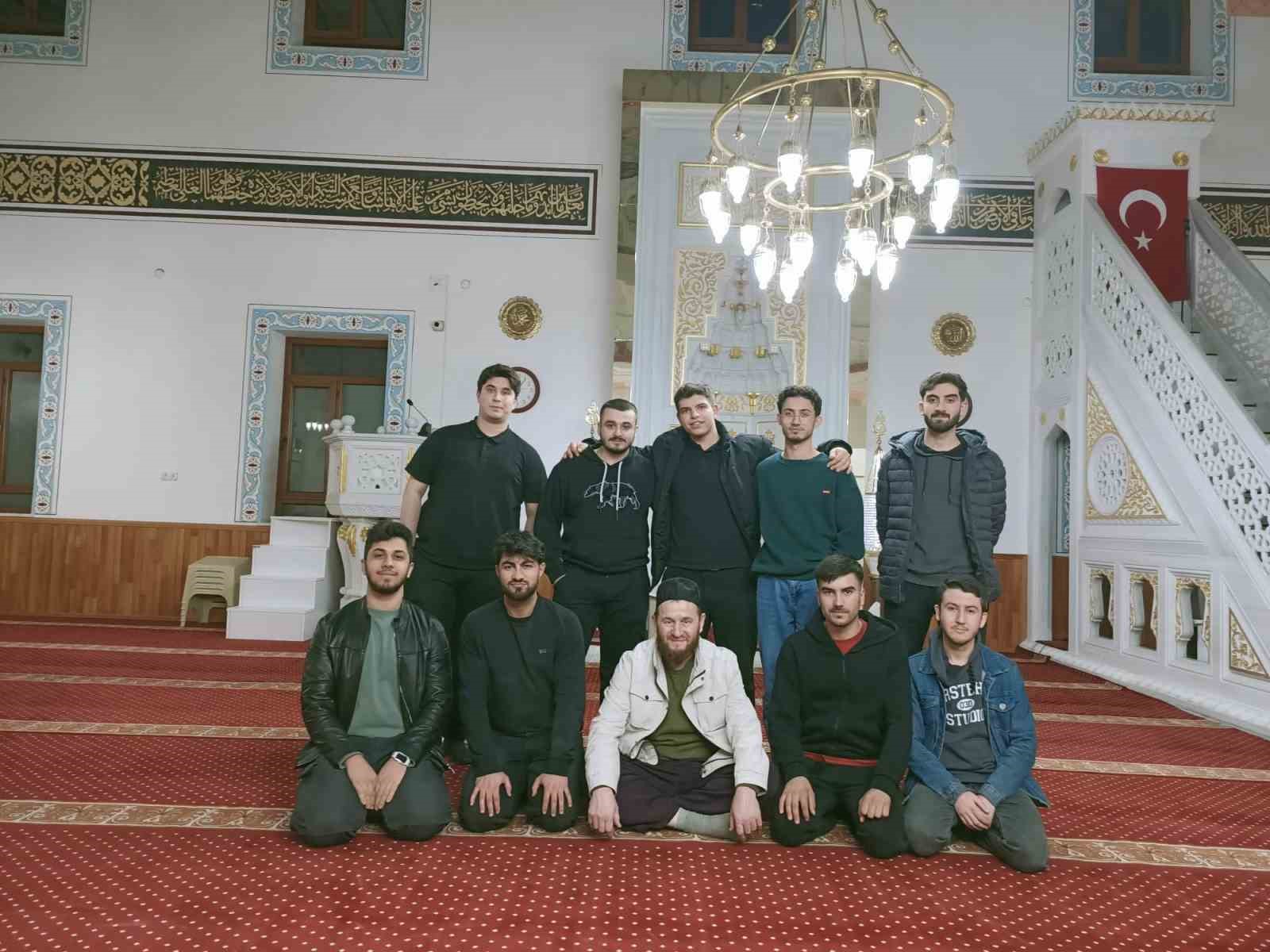 Gen&ccedil;ler Fetih Camiini baştan aşağı temizledi
