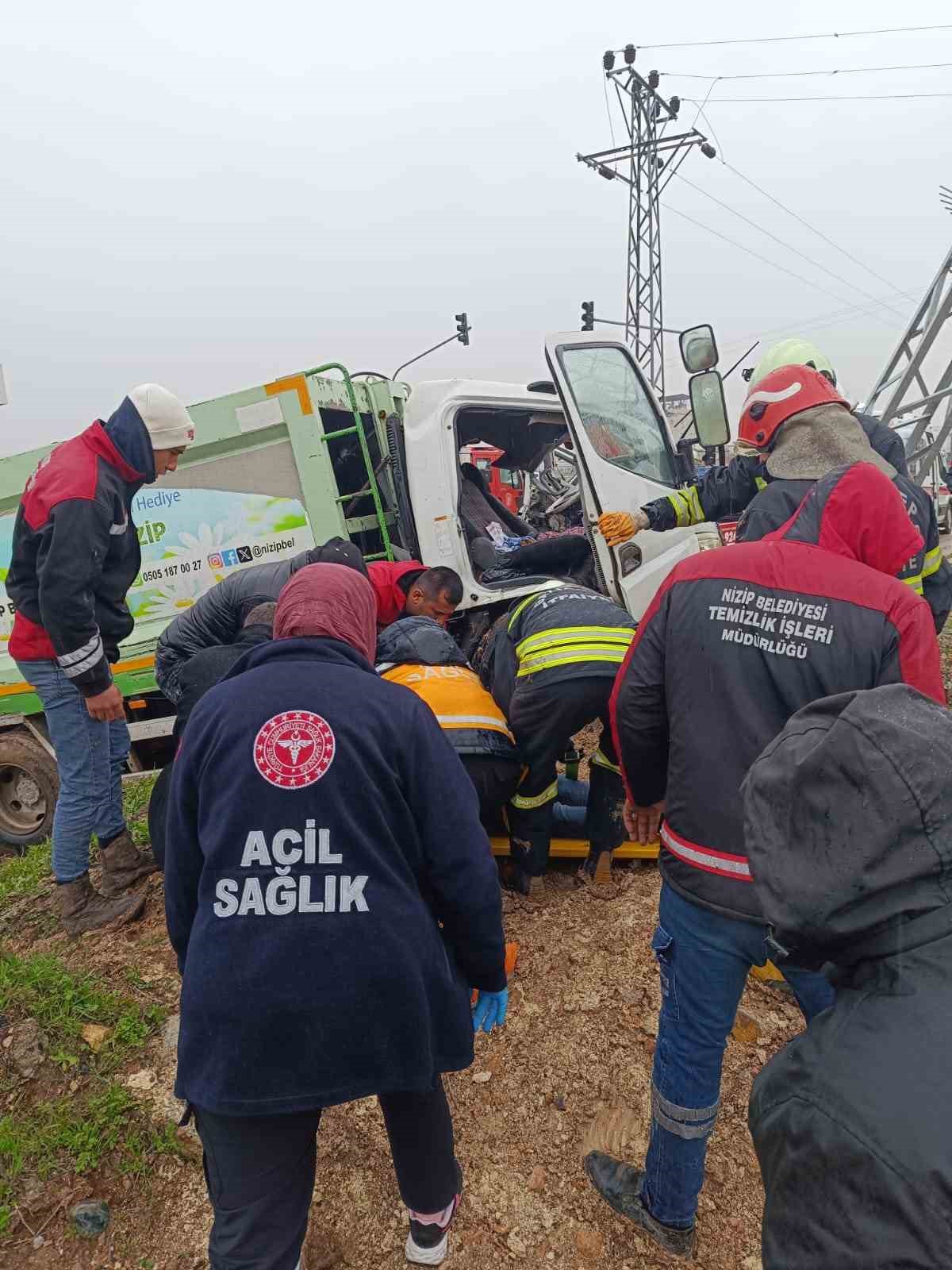 Nizip Belediyesi&rsquo;ne ait ara&ccedil; kaza yaptı: 1 yaralı
