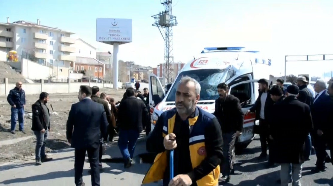 Erzincan&rsquo;da ambulans ile tır &ccedil;arpıştı: 2 sağlık personeli yaralandı
