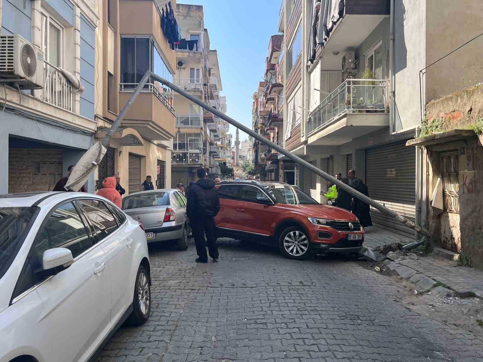 Kontrolden &ccedil;ıkan otomobil aydınlatma direğini devirdi
