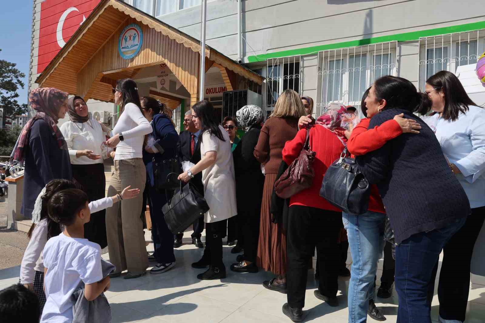 Adana&rsquo;da ara tatile giren &ouml;ğrenciler okul bah&ccedil;esinde bayramlaştı
