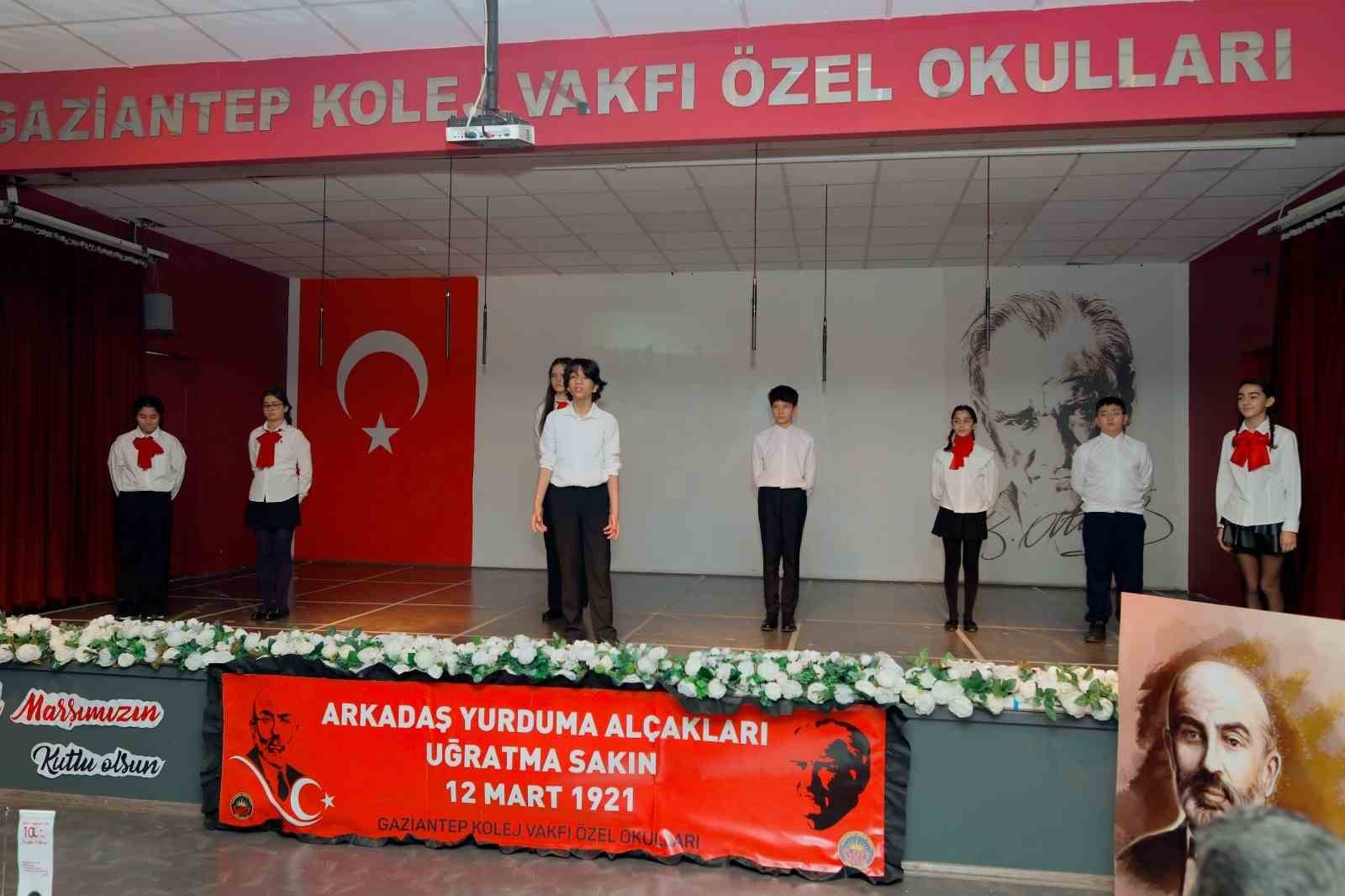 Gaziantep Kolej Vakfı &Ouml;zel Okulları &ouml;ğrencileri bayrak alkışı
