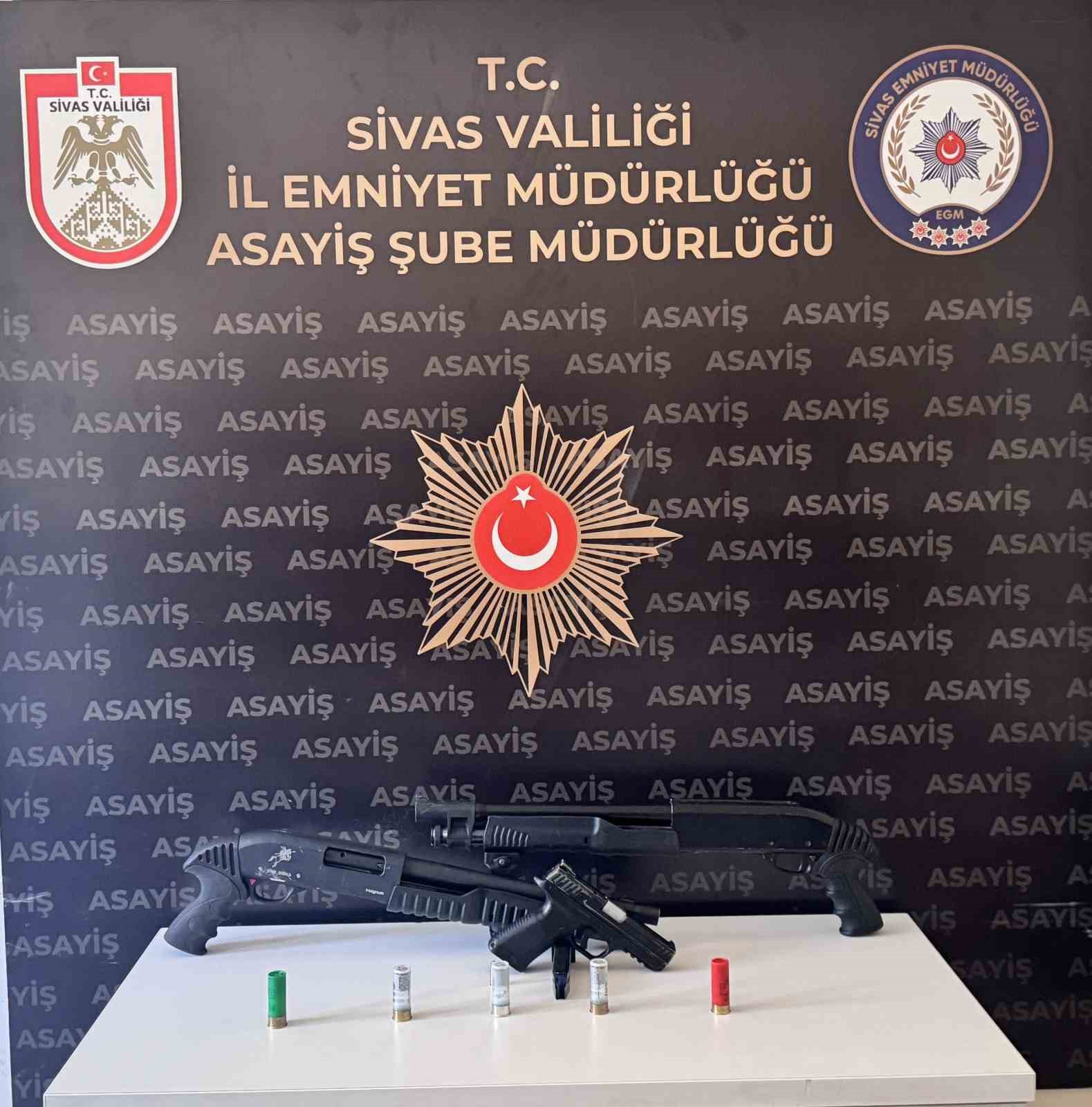 Sivas&rsquo;ta ara&ccedil;lara ateş a&ccedil;an ş&uuml;pheliler yakalandı, 6 ş&uuml;pheli tutuklandı
