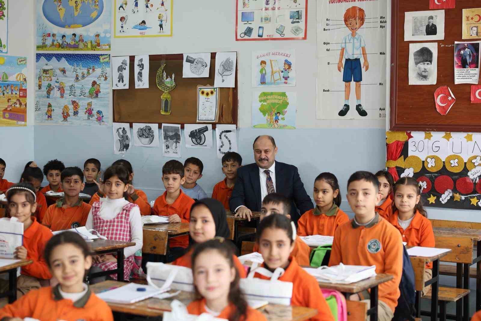 &Ouml;ğrencilere kendi hikayesini anlattı
