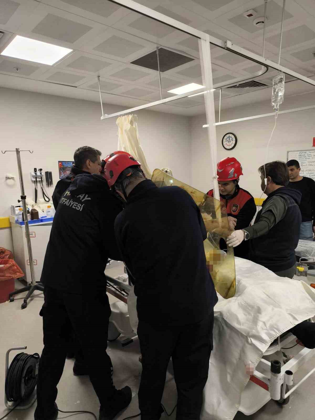 G&ouml;ğ&uuml;s boşluğuna demir saplanan hastanın ameliyatına itfaiye girdi
