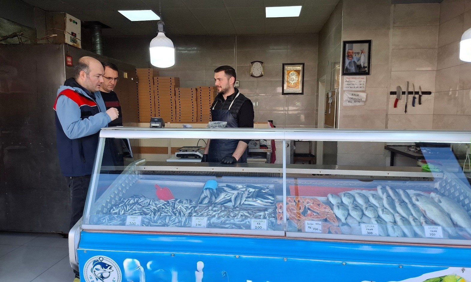 Yasak &ouml;ncesi balık satış yerleri denetlendi
