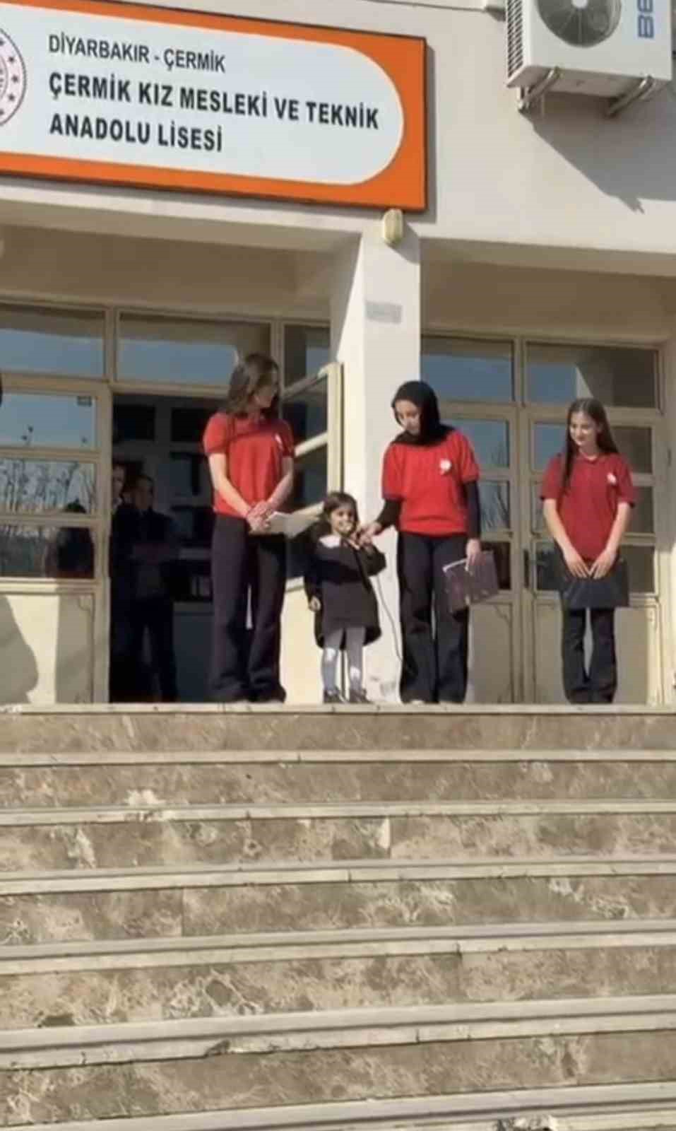 Diyarbakır&rsquo;da 4 yaşındaki kız, İstiklal Marşı&rsquo;nı ezbere okudu
