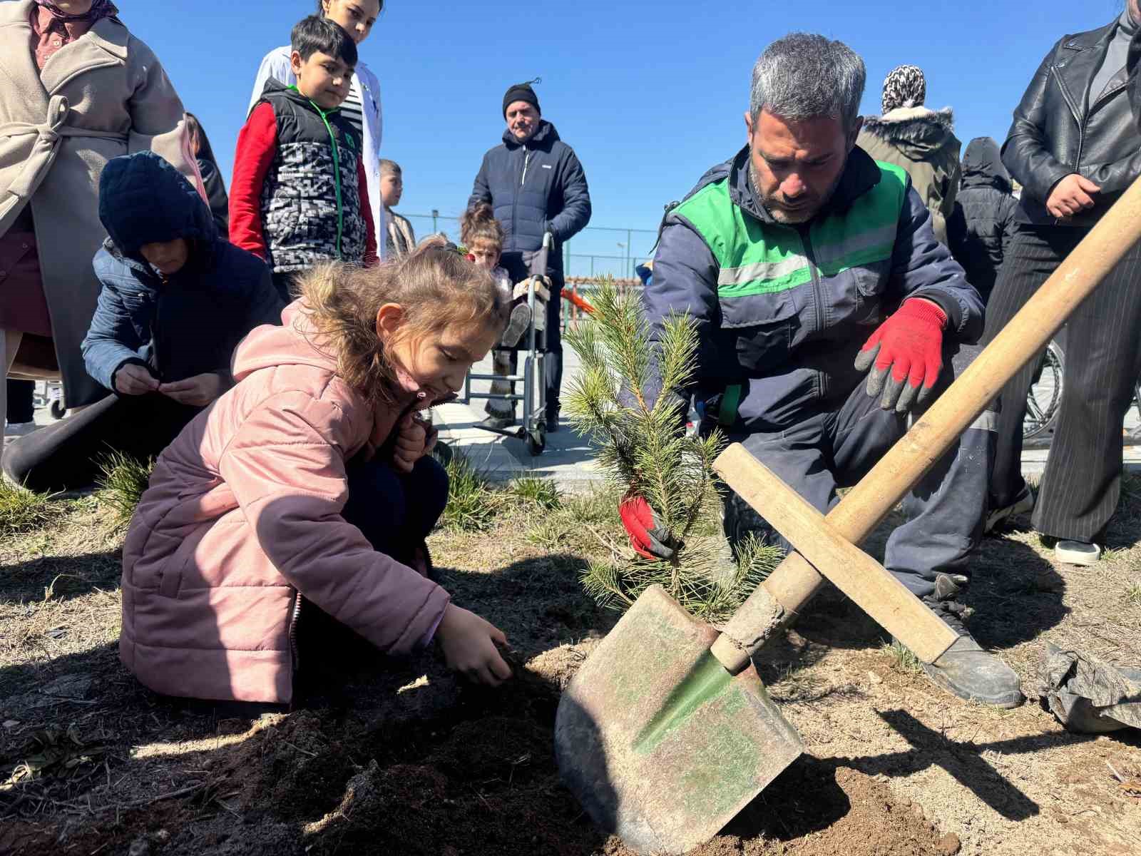 Kayseri Büyükşehir’den özel çocuklarla anlamlı ağaç dikim etkinliği