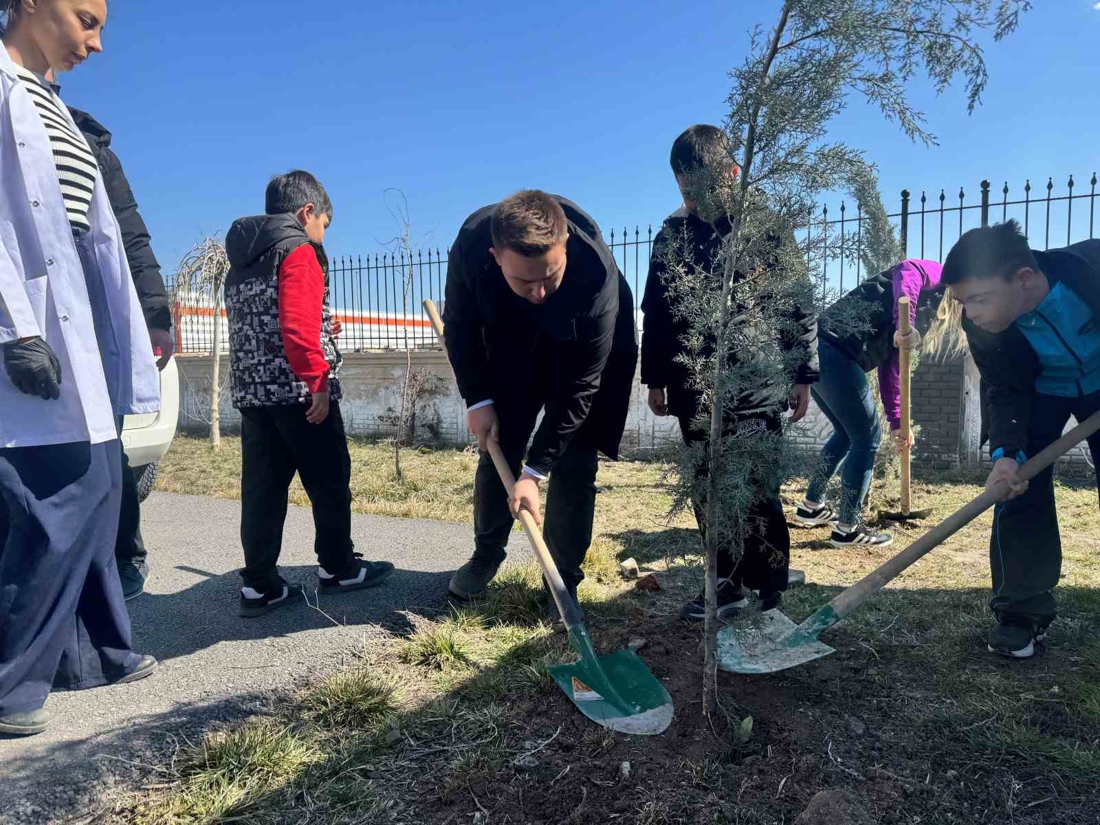 Kayseri B&uuml;y&uuml;kşehir&rsquo;den &ouml;zel &ccedil;ocuklarla anlamlı ağa&ccedil; dikim etkinliği
