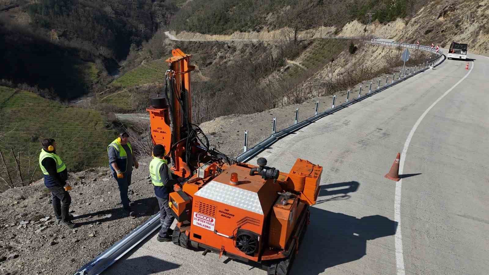 Kırsalda yol g&uuml;venliği artırılıyor: 3 bin metrelik otokorkuluk uygulaması
