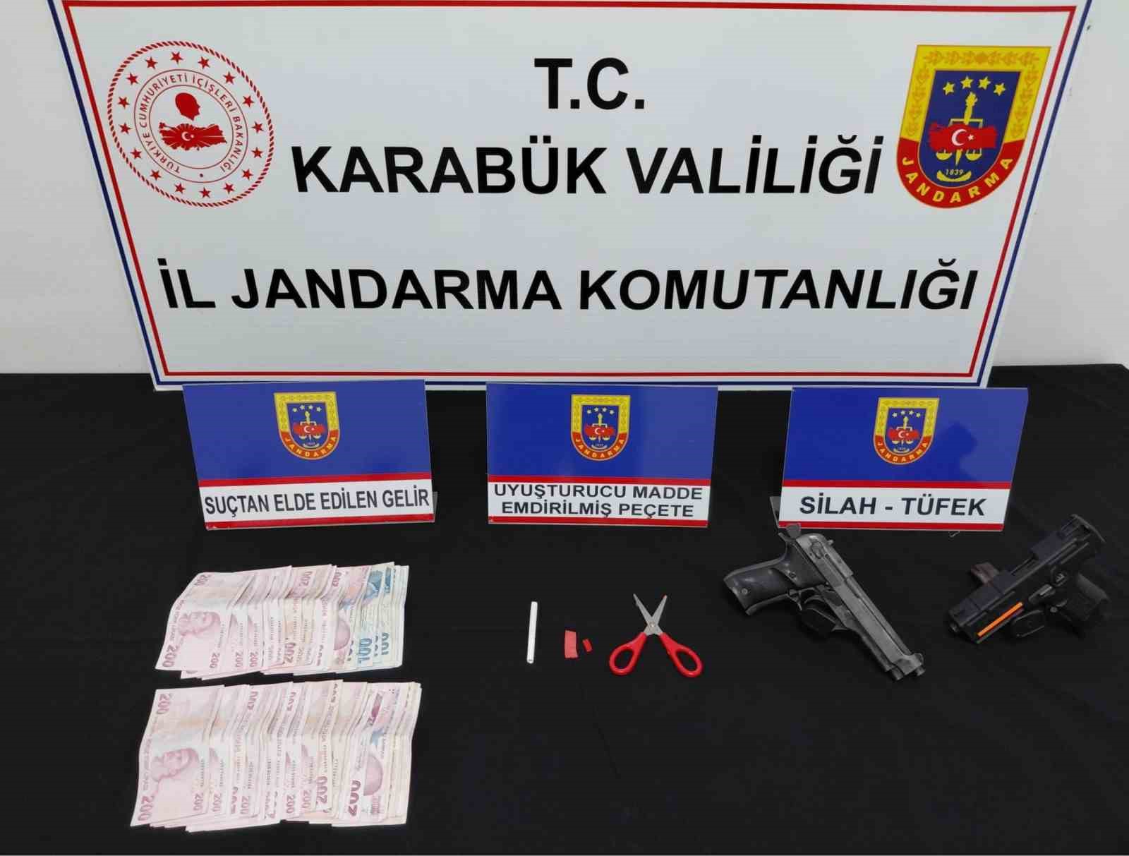 Karab&uuml;k&rsquo;te jandarmadan ka&ccedil;ak&ccedil;ılık ve uyuşturucu operasyonu: Silah, uyuşturucu ve ka&ccedil;ak telefon ele ge&ccedil;irildi
