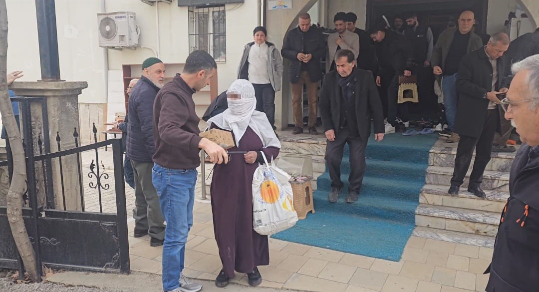 Elazığ&rsquo;da dilenci zabıtalara yakalandı: "Al senin olsun" diyerek parayı teklif etti
