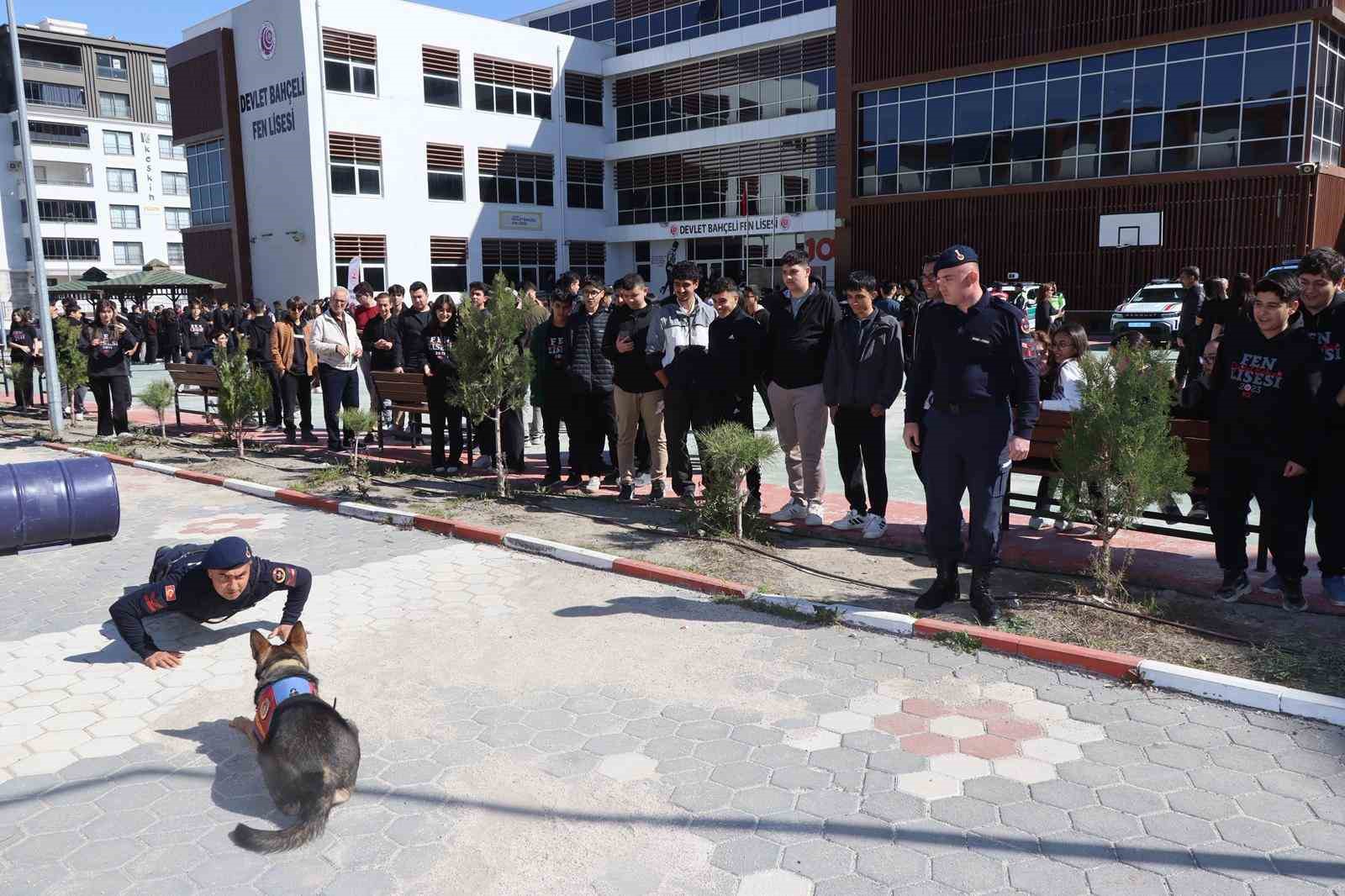 Jandarma ve Sahil G&uuml;venlik Akademisi&rsquo;nden &ouml;ğrencilere kariyer tanıtımı
