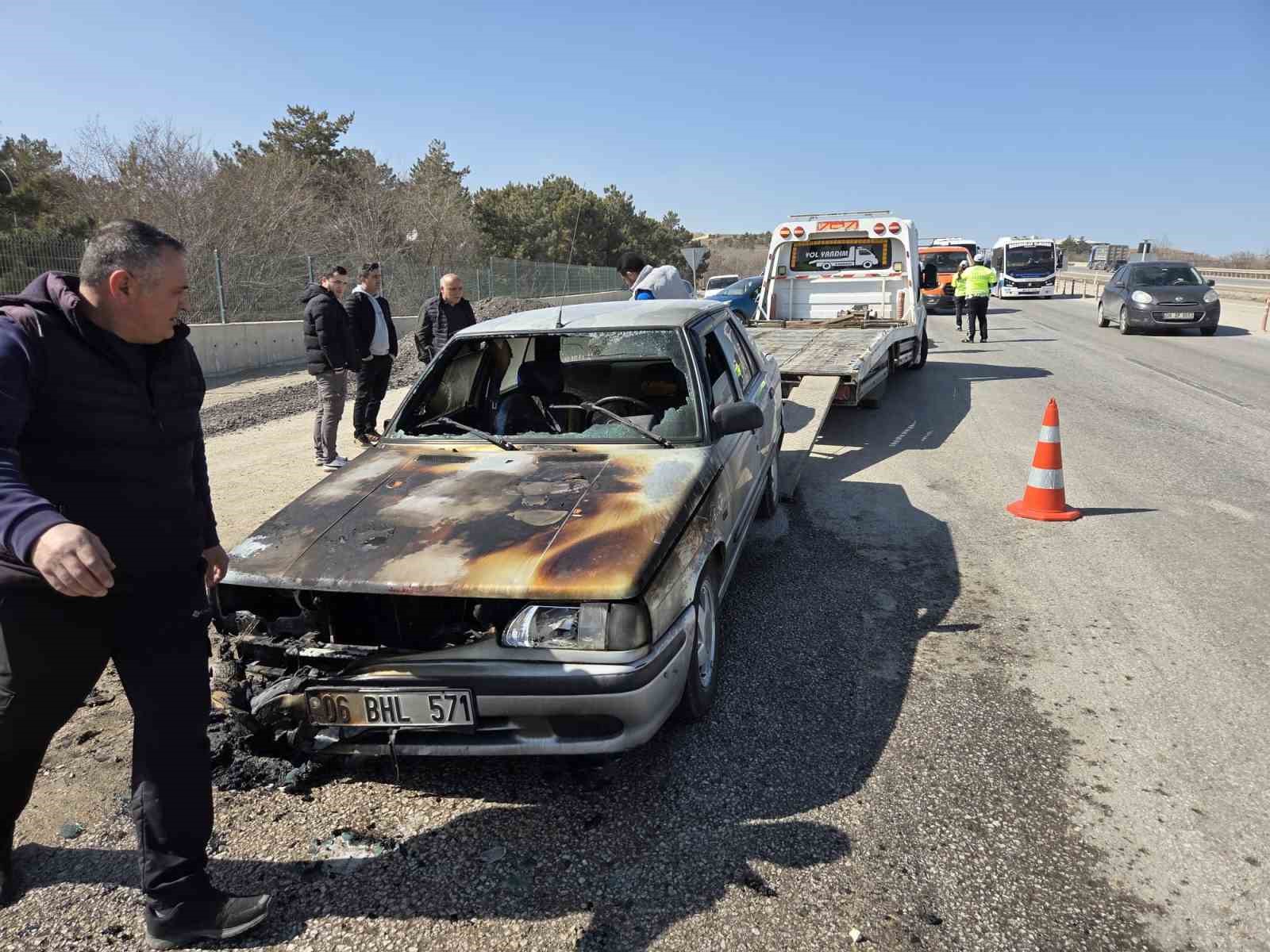 Ankara’da seyir halindeyken yanan otomobil kullanılamaz hale geldi
