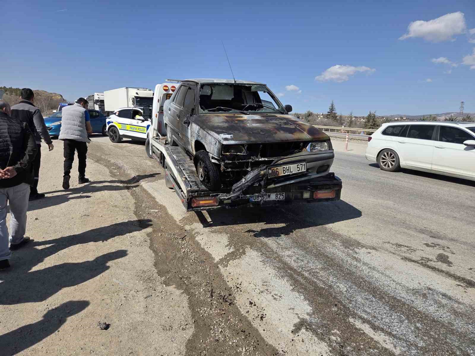 Ankara&rsquo;da seyir halindeyken yanan otomobil kullanılamaz hale geldi
