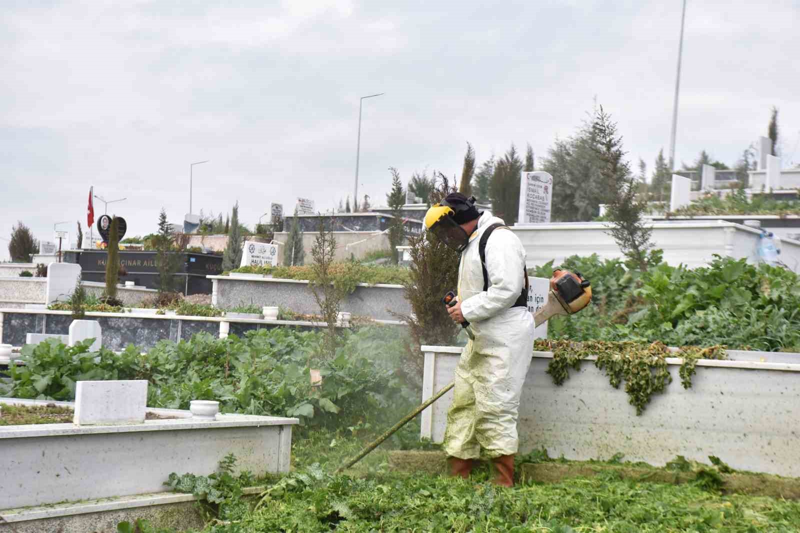 Altıeyl&uuml;l&rsquo;de bayram &ouml;ncesi mezarlıklarda yoğun mesai
