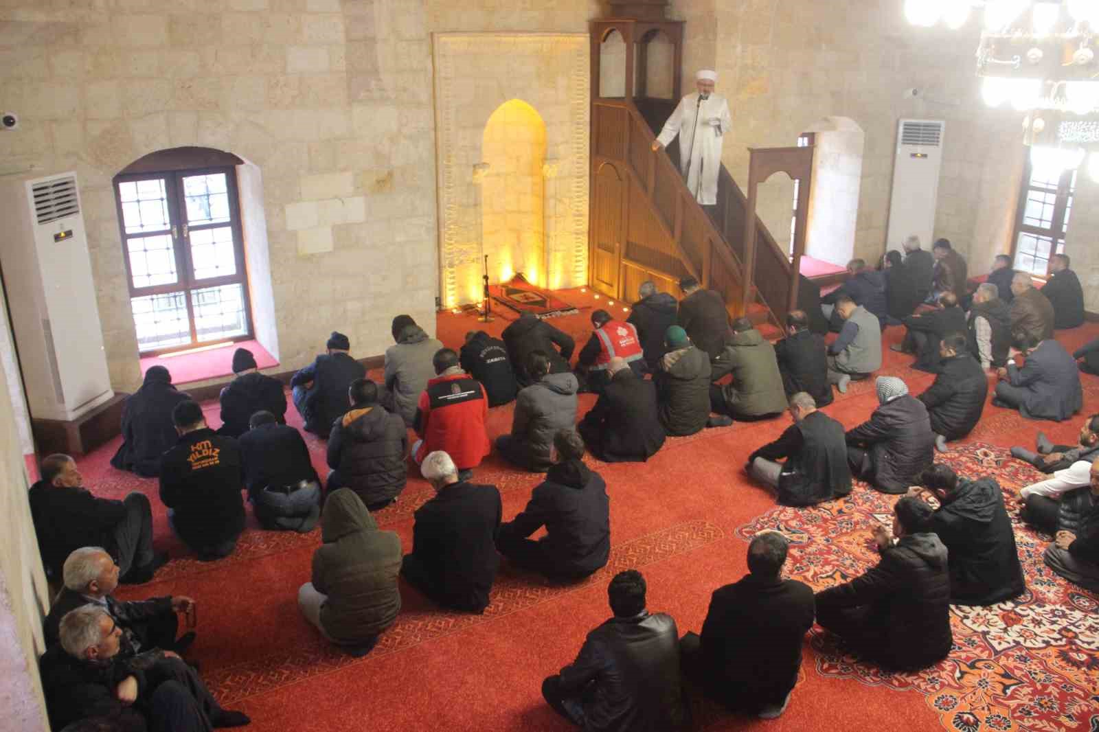 Depremde hasar alan Mevlevihane Cami yeniden ibadete a&ccedil;ıldı
