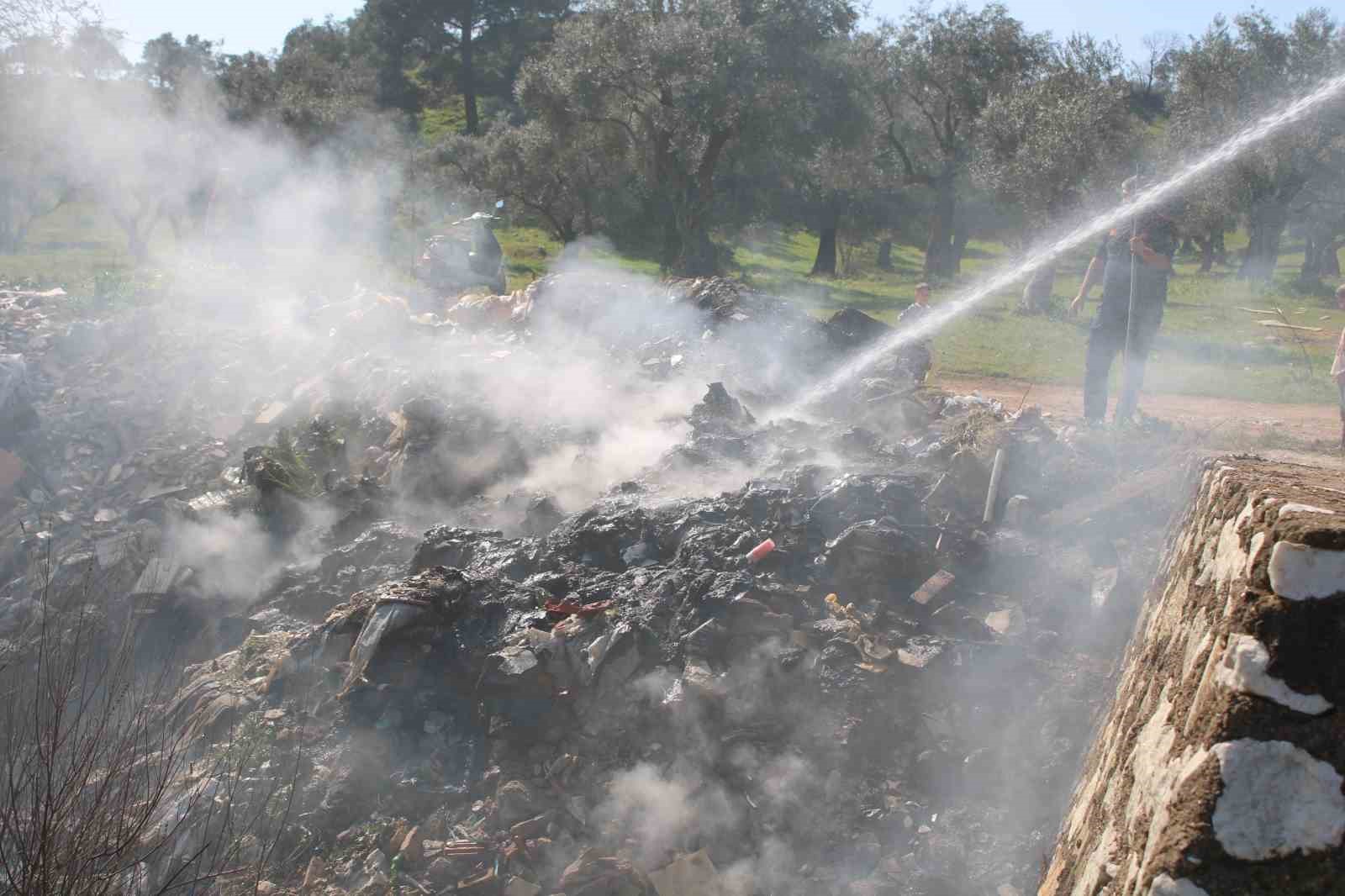 &Ccedil;&ouml;pl&uuml;k alanda &ccedil;ıkan yangın ekipleri harekete ge&ccedil;irdi
