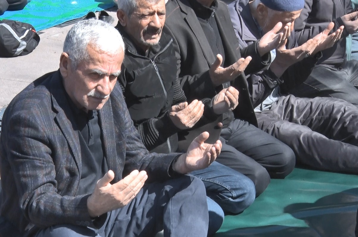 Ramazan ayının son cumasında Hacı Bayram Veli Camii doldu taştı
