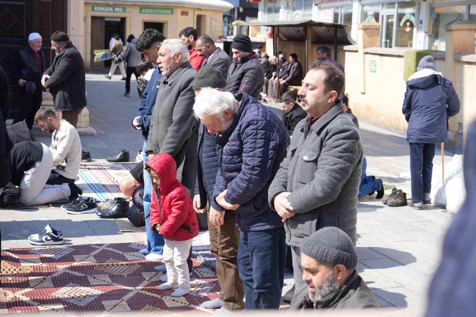 Ramazan&rsquo;ın son Cuma namazında yoğunluk: Bayburt&rsquo;ta camilere sığmayan cemaat avluda saf tuttu
