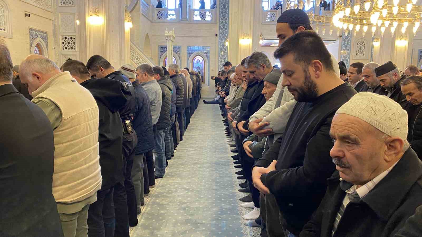&Ccedil;orum&rsquo;da Ramazan ayının son cuma namazında vatandaşlar camilere akın etti
