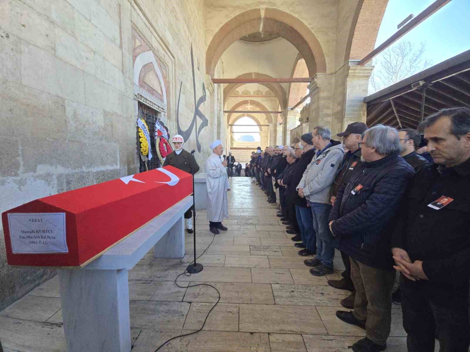 Edirne&rsquo;de vefat eden emekli astsubay askeri t&ouml;renle son yolculuğuna uğurlandı
