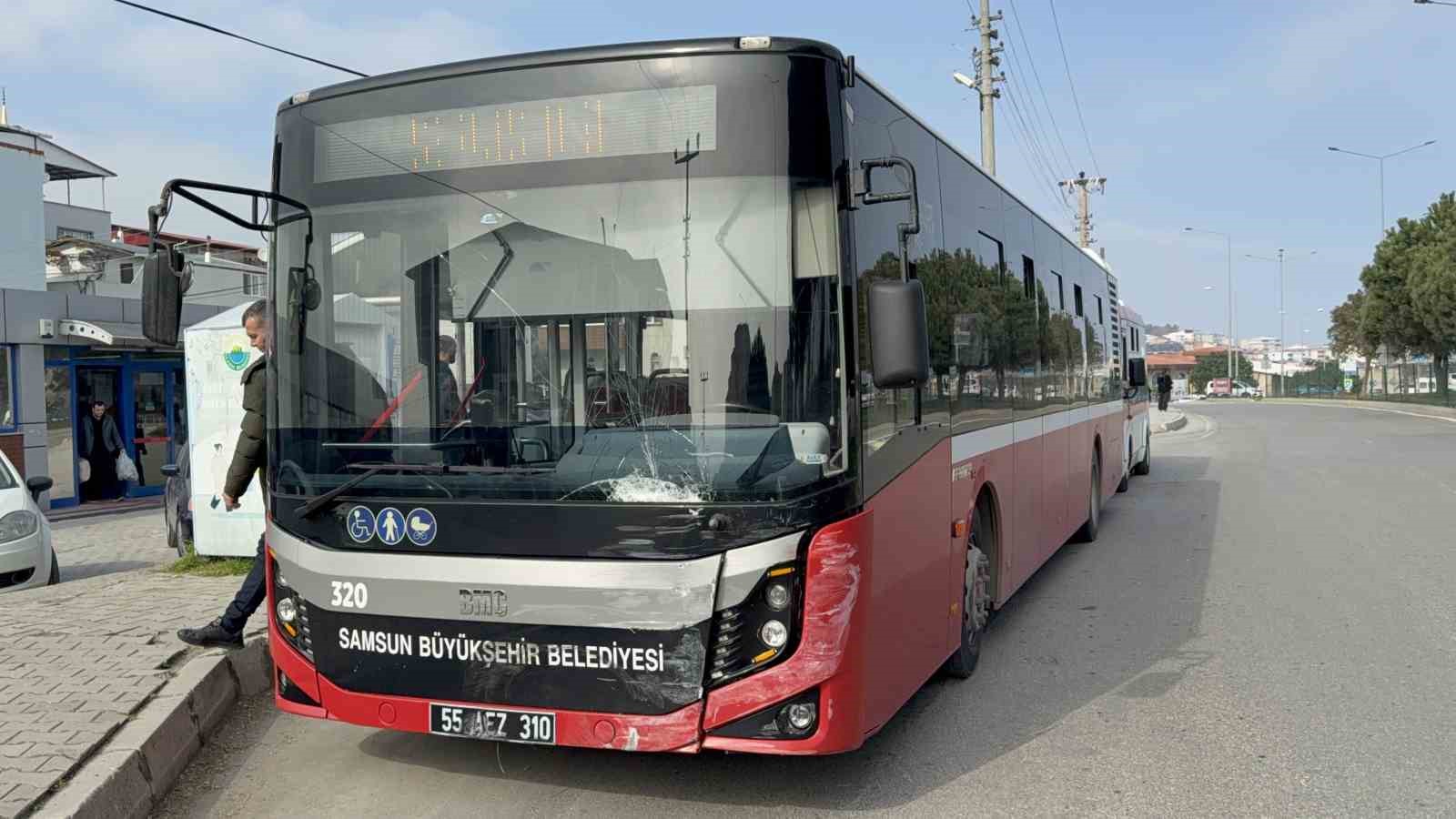 Samsun&rsquo;da otob&uuml;s ile otomobil kavşakta &ccedil;arpıştı: 9 yaralı
