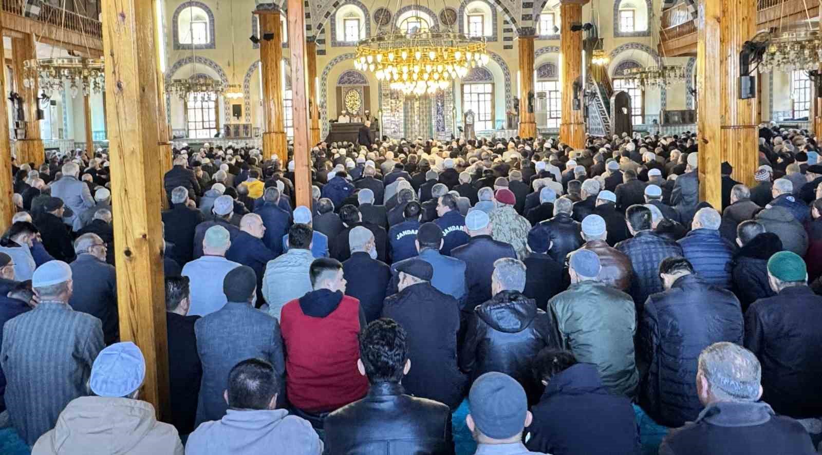 Konya&rsquo;da Ramazan ayının son cuma namazı kılındı
