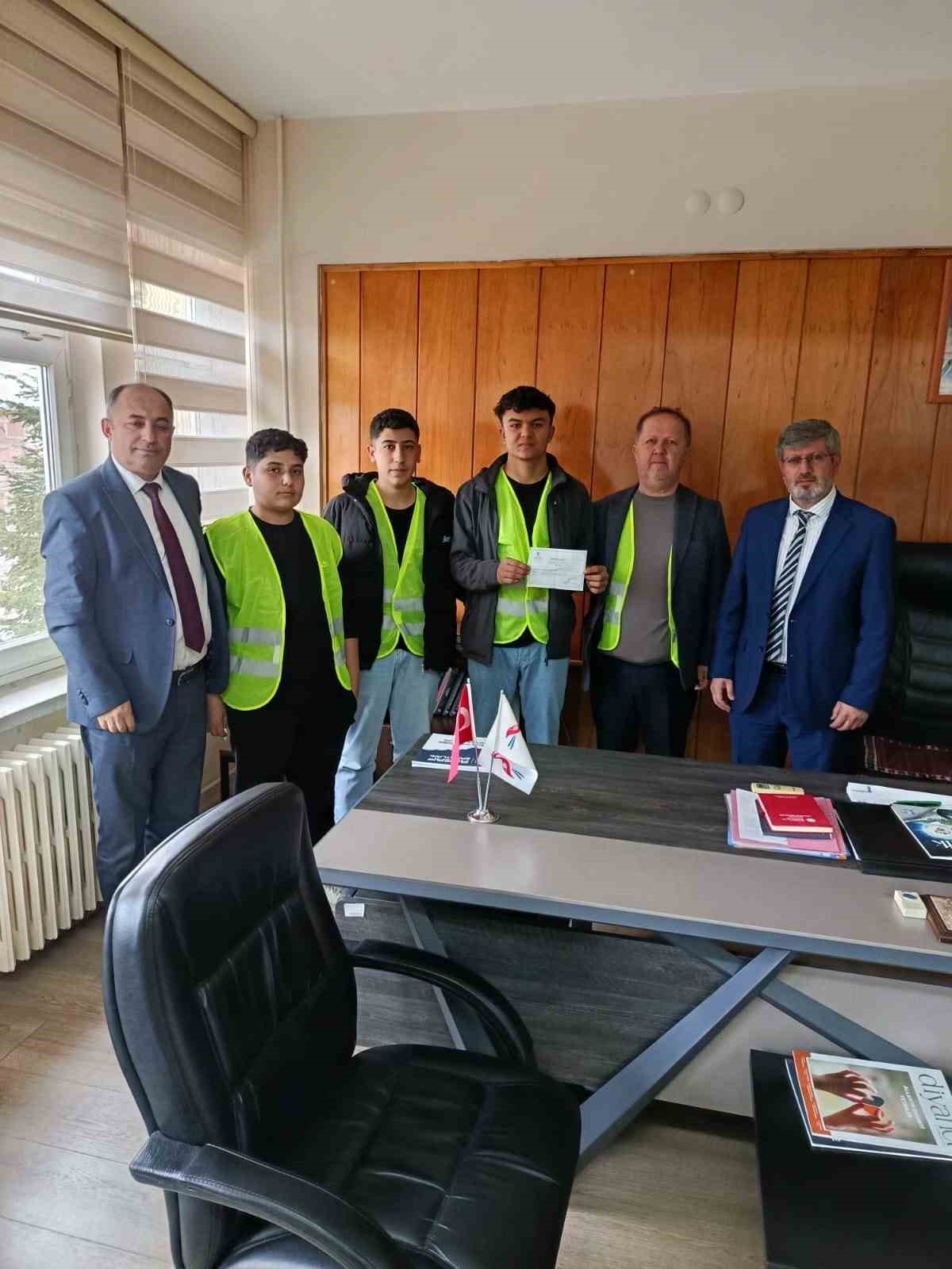 G&ouml;rdesli &ouml;ğrencilerden depremzedelere g&ouml;n&uuml;l k&ouml;pr&uuml;s&uuml;
