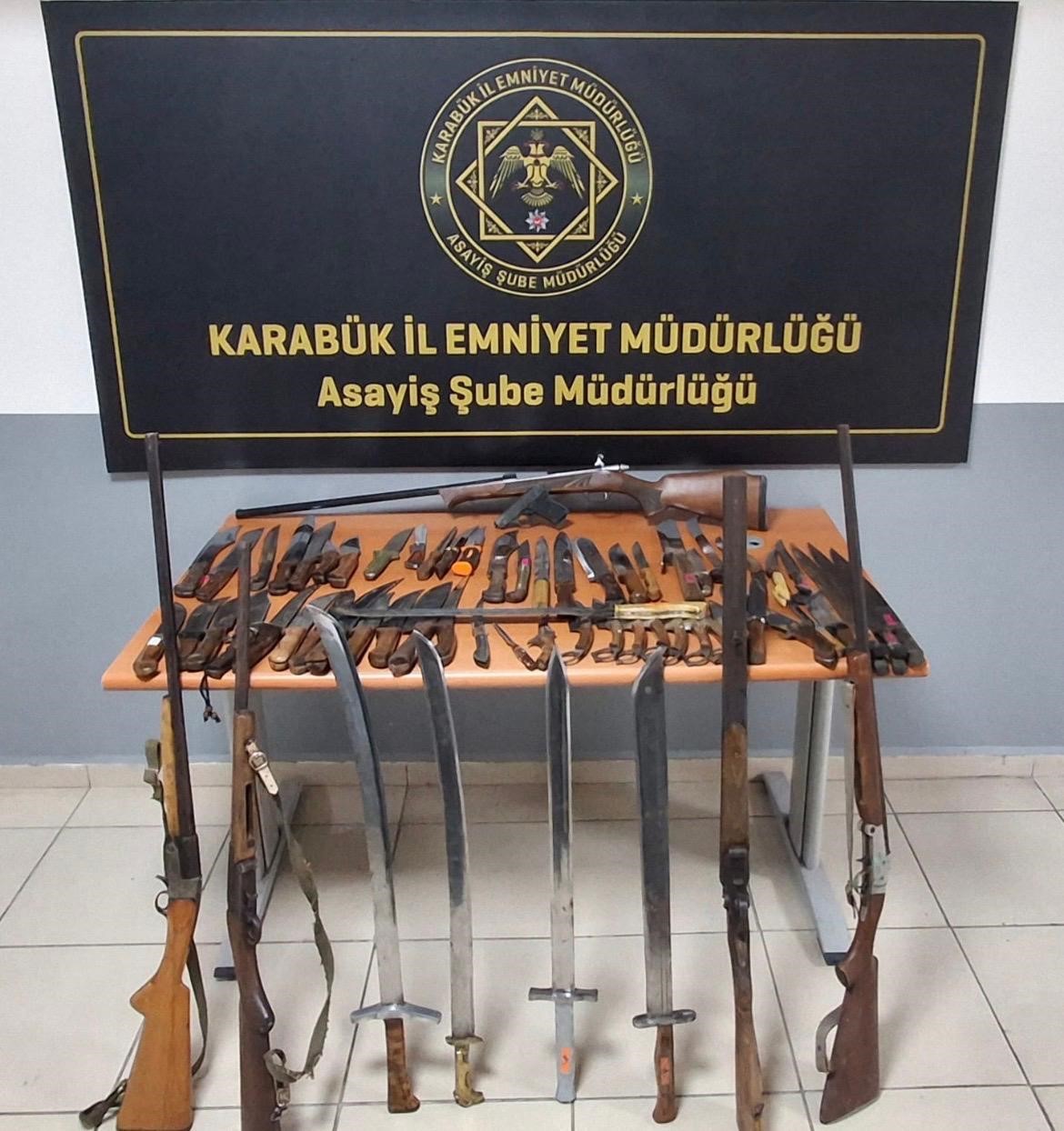 Asayiş uygulamalarında ruhsatsız silahlar, kesici aletler ve uyuşturucu maddeler ele ge&ccedil;irildi
