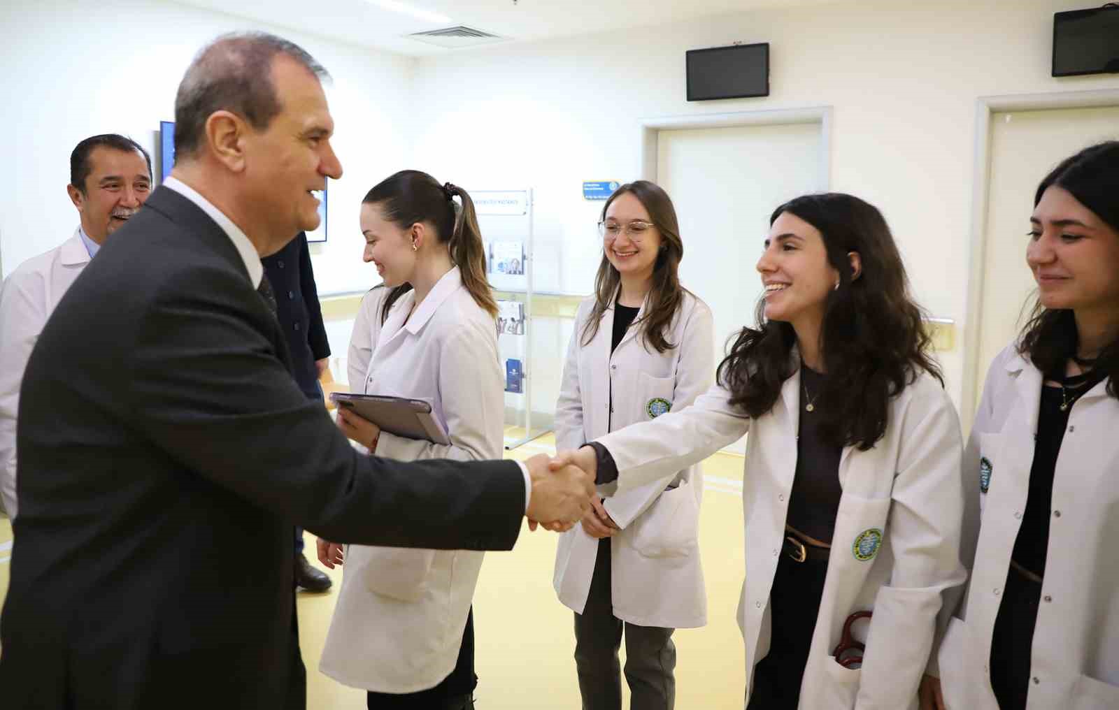 B&uuml;y&uuml;k&ccedil;ekmece Belediye Başkan Vekili &Ccedil;ebi, sağlık &ccedil;alışanlarının Tıp Bayramı&rsquo;nı kutladı
