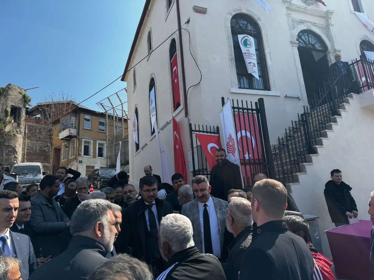 İzmir&rsquo;de restore edilen tarihi Asmalı Mescit Camii ibadete a&ccedil;ıldı
