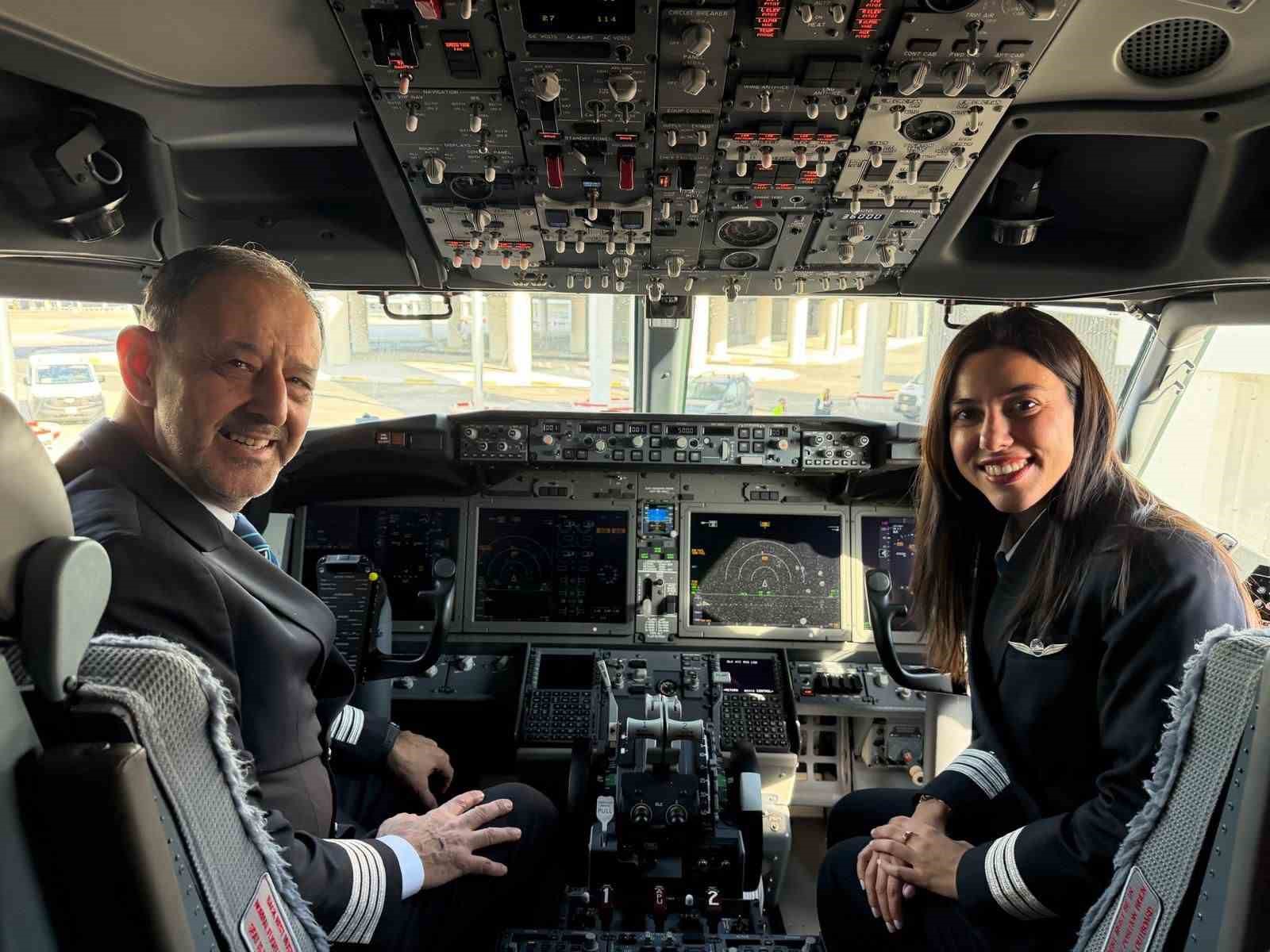 Baba ve kız aynı kokpitte: 42 yıllık pilot gökyüzüne kızıyla veda etti