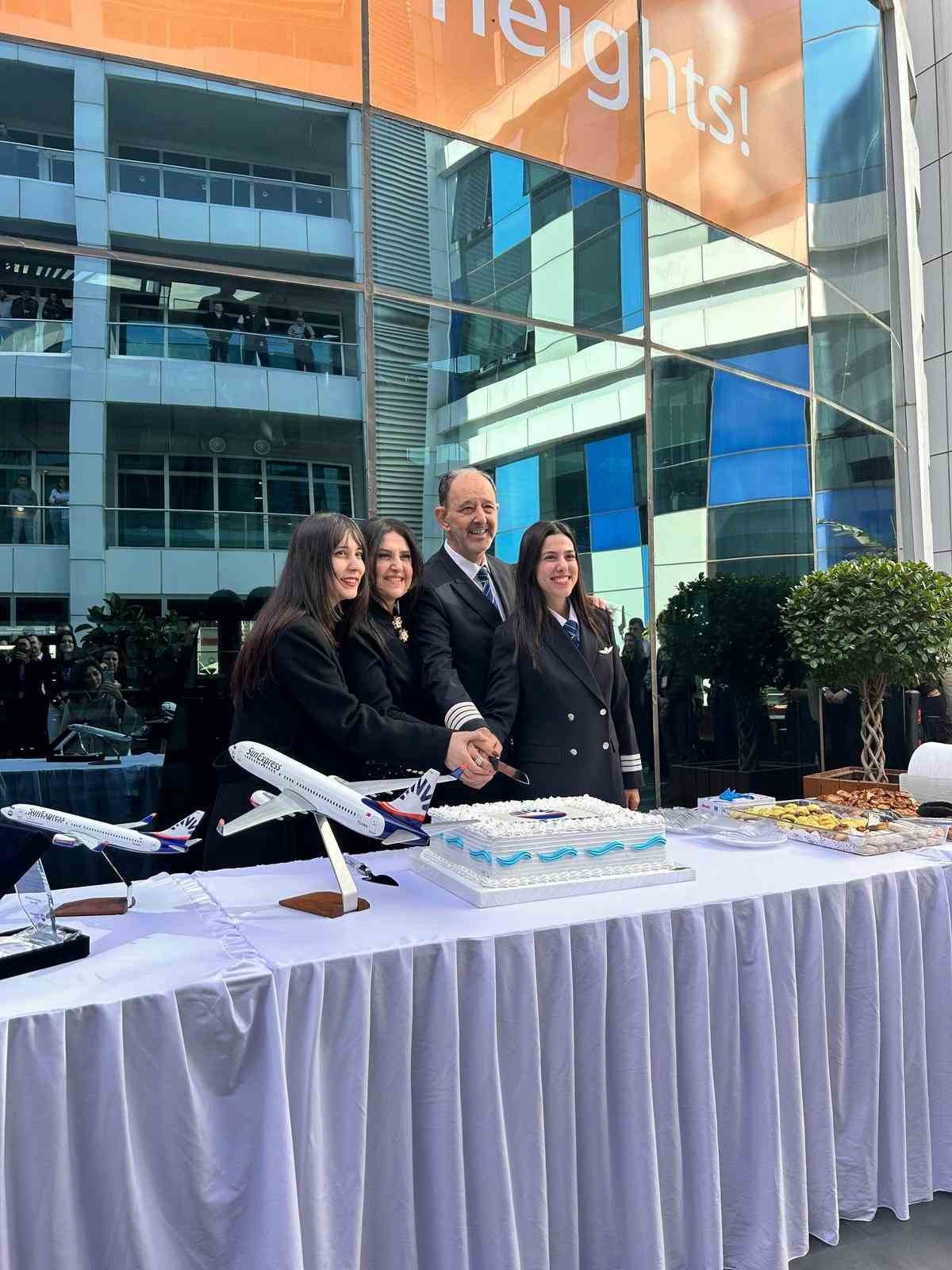 Baba ve kız aynı kokpitte: 42 yıllık pilot g&ouml;ky&uuml;z&uuml;ne kızıyla veda etti
