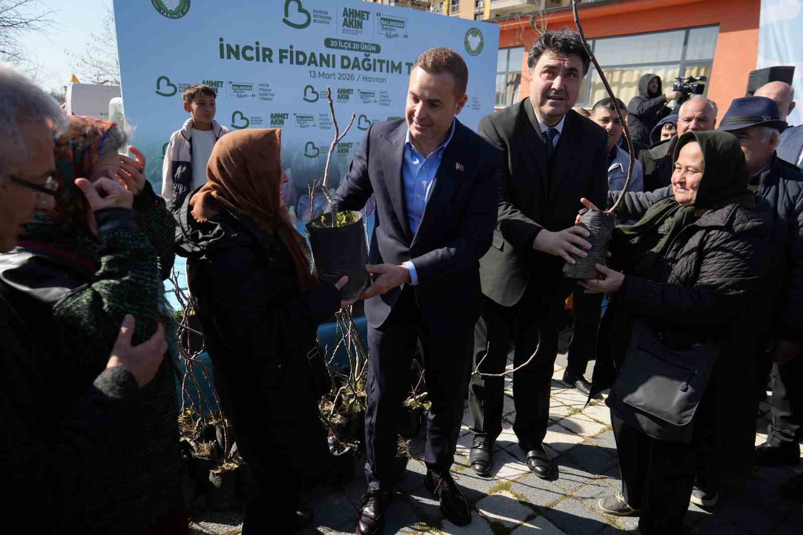 Havran&rsquo;da 102 &ccedil;ift&ccedil;iye 2 bin 500 incir fidanı dağıtıldı
