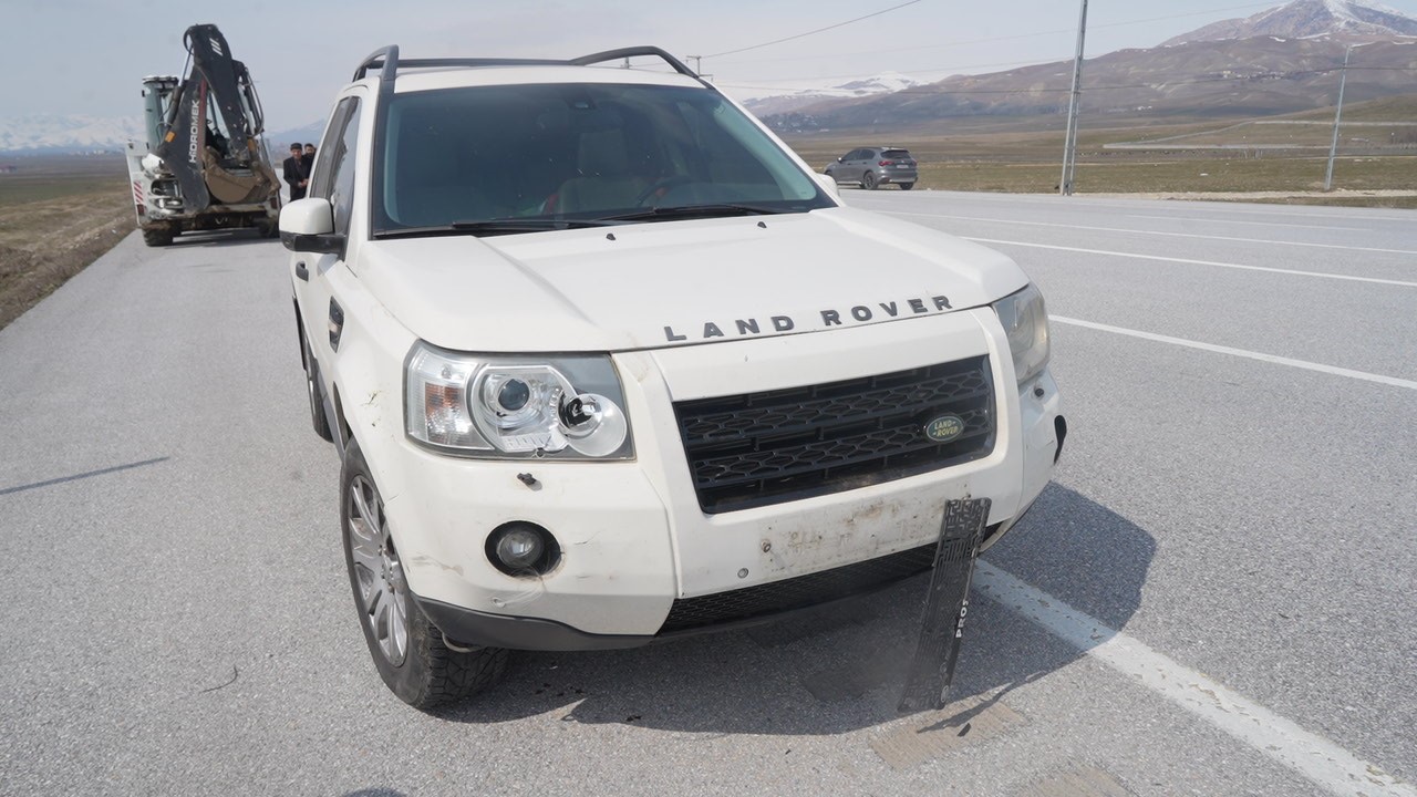 Muş-Bing&ouml;l karayolunda SUV tipi ara&ccedil; ke&ccedil;i s&uuml;r&uuml;s&uuml;ne &ccedil;arptı: 10 hayvan telef oldu
